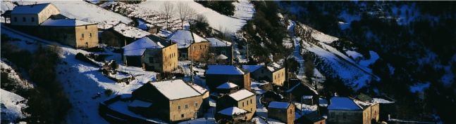 Cabecera Ayuntamiento de Cangas del Narca. Pueblo nevado