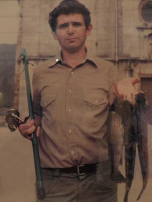 Benito Vega con varias truchas pescadas
