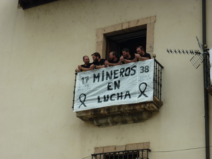 Los mineros encerrados asomados en el balcón del Ayuntamiento