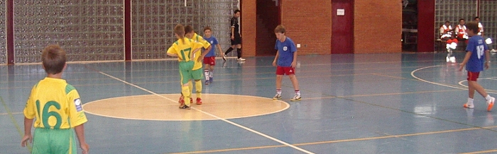 Saque inicial de un partido de benjamines