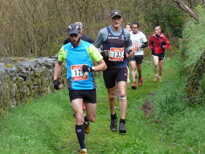 Atletas por uno de los caminos de la carrera